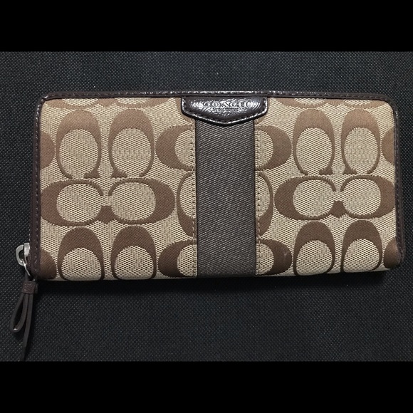 Brown Coach wallet. - Picture 1 of 7